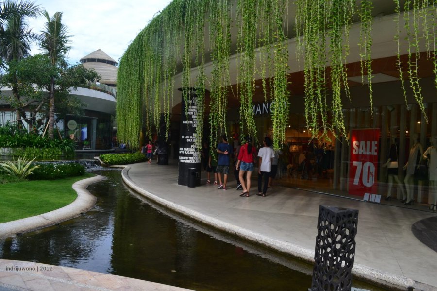 koridor tepi yang hijau