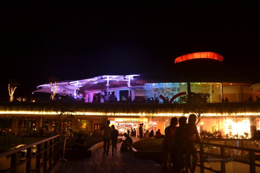 menikmati malam di 'pulau' kayu