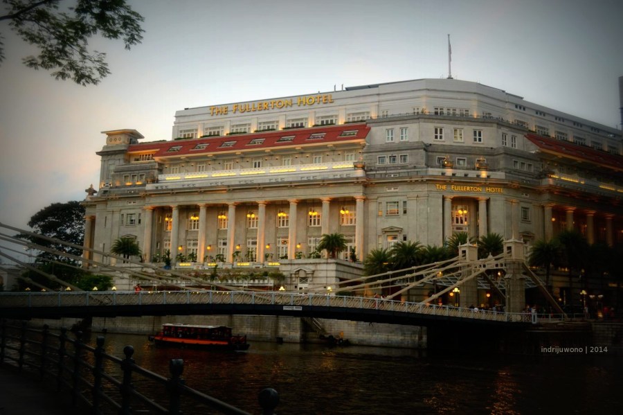 hotel fullerton dengan latar depan jembatan