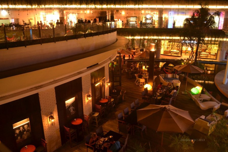 restoran terbuka yang ramai