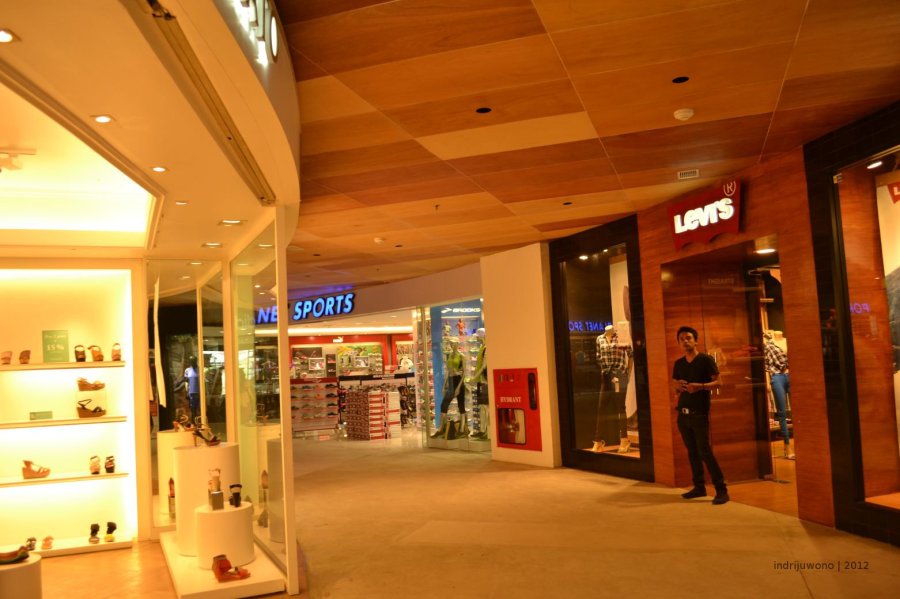 satu sudut lengkung tenant fashion