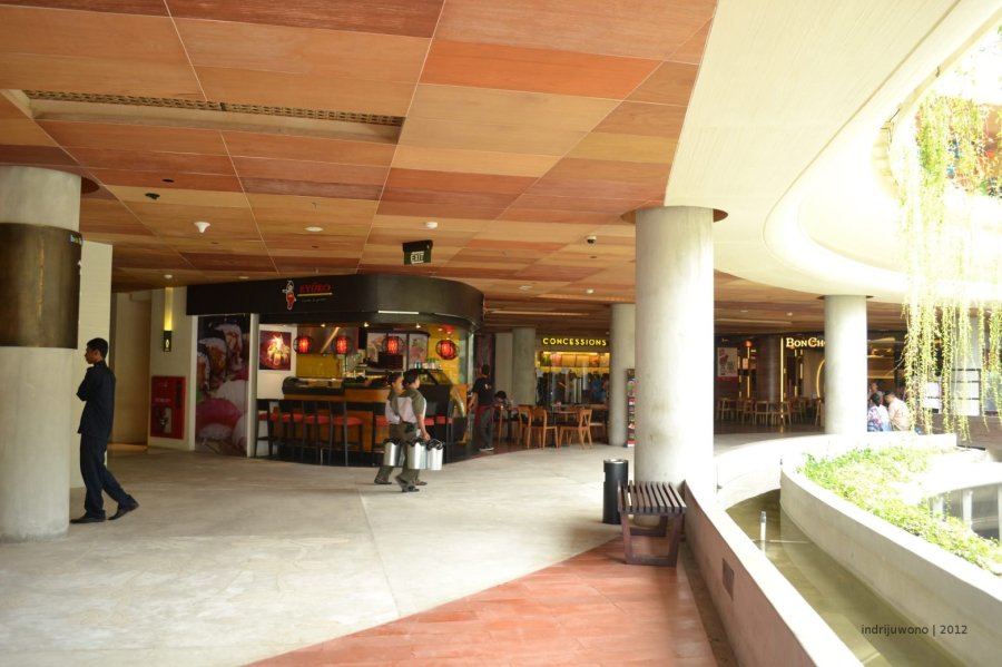 koridor tepi di lantai atas