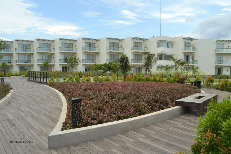 dek kayu untuk menikmati udara