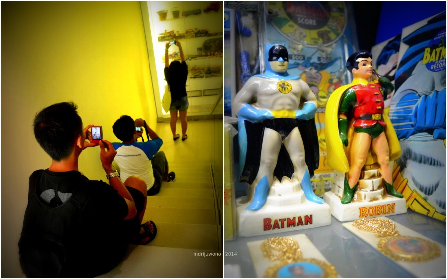 tangga bertingkat dan batman dan robin dalam etalase
