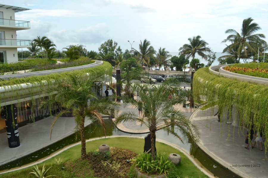 air dan hijau sebagai elemen oase yang kuat