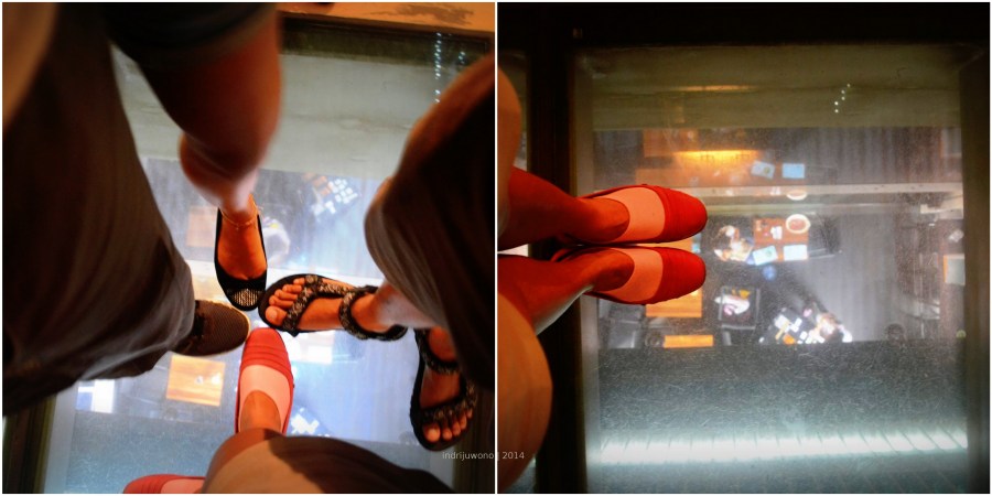 lantai kaca di atas trotoar