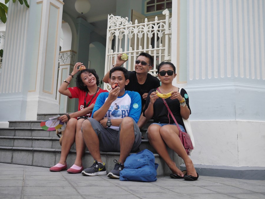 makan buah di kala rehat depan museum (fotonya ariev)