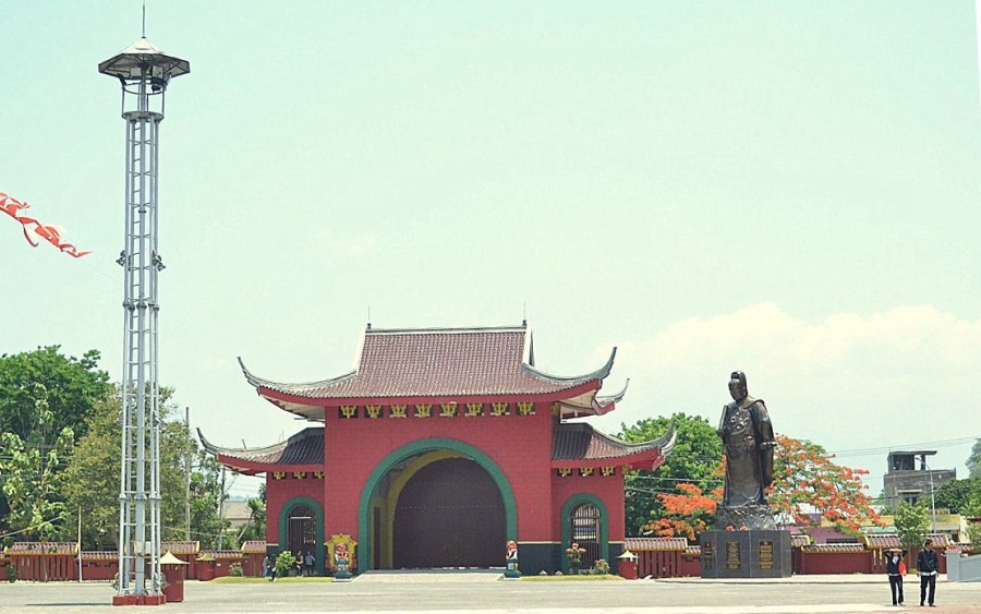 gerbang selatan dan patung cheng ho