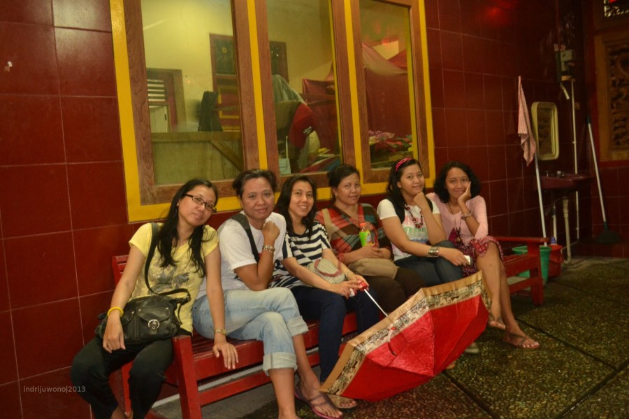 istirahat di depan klenteng