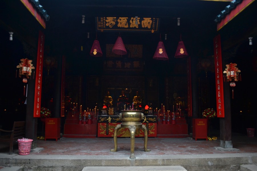 guci sembahyang menghadap courtyard