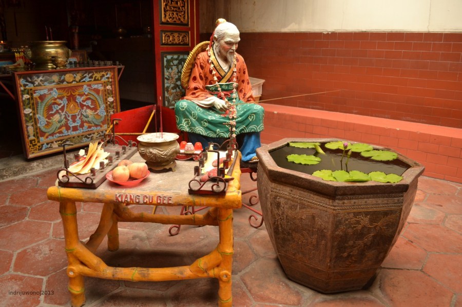 patung pemancing yang sabar