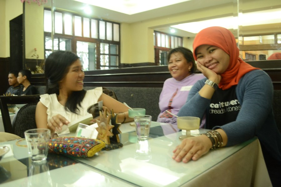 menunggu eskrim di toko oen