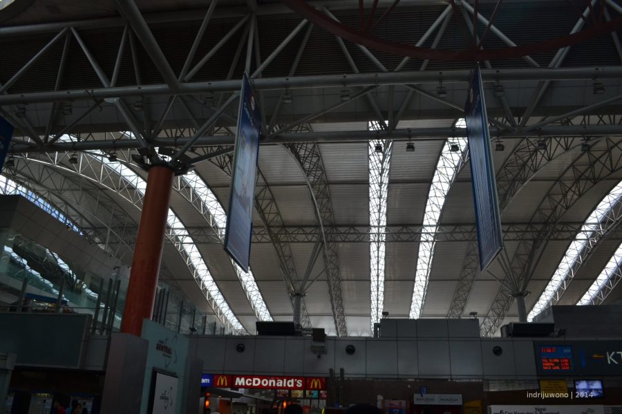 sirip-sirip cahaya diantara rangka batang ruang struktur lengkung