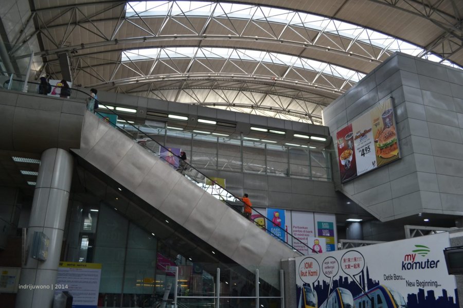 eskalator naik ke jalur LRT