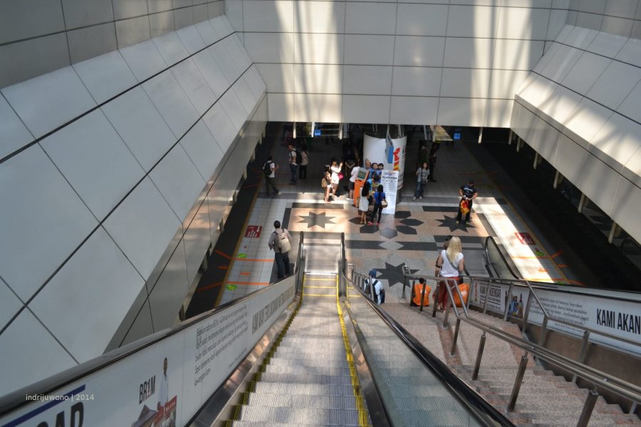 eskalator turun ke jalur komuter