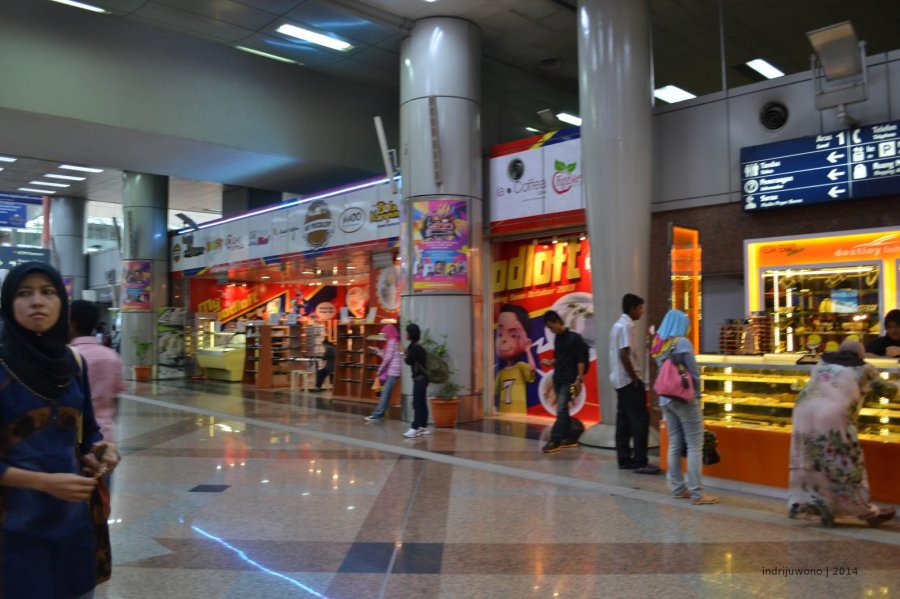 gerai di sepanjang koridor