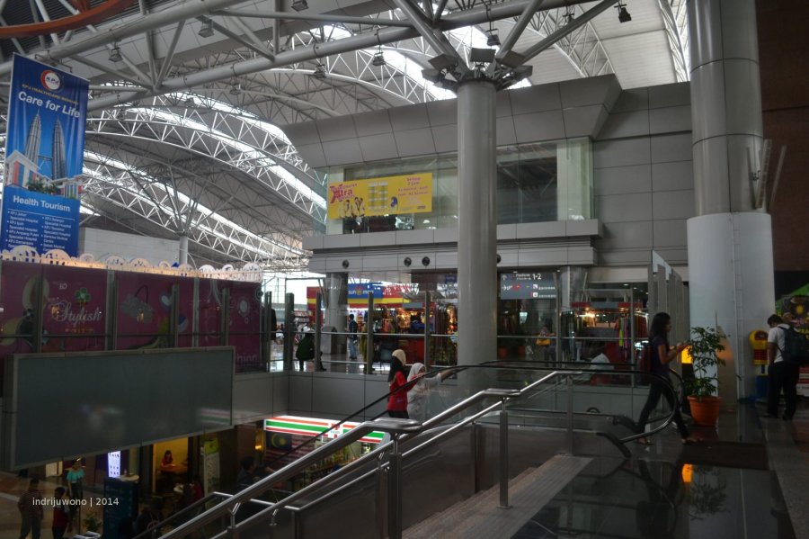 tangga dan eskalator, transportasi internal