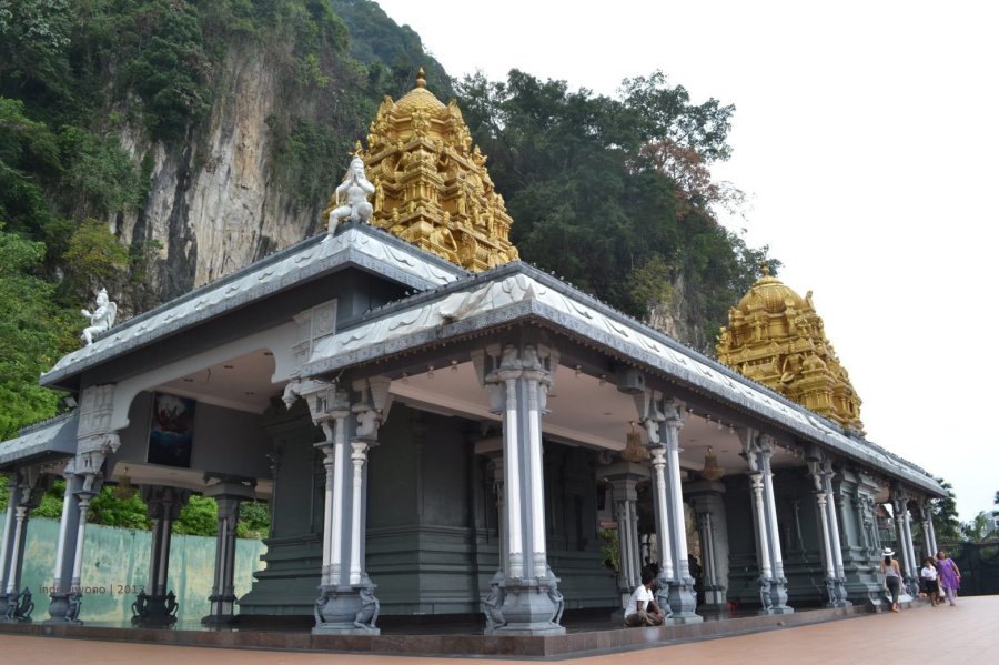 kuil dengan latar bukit batu
