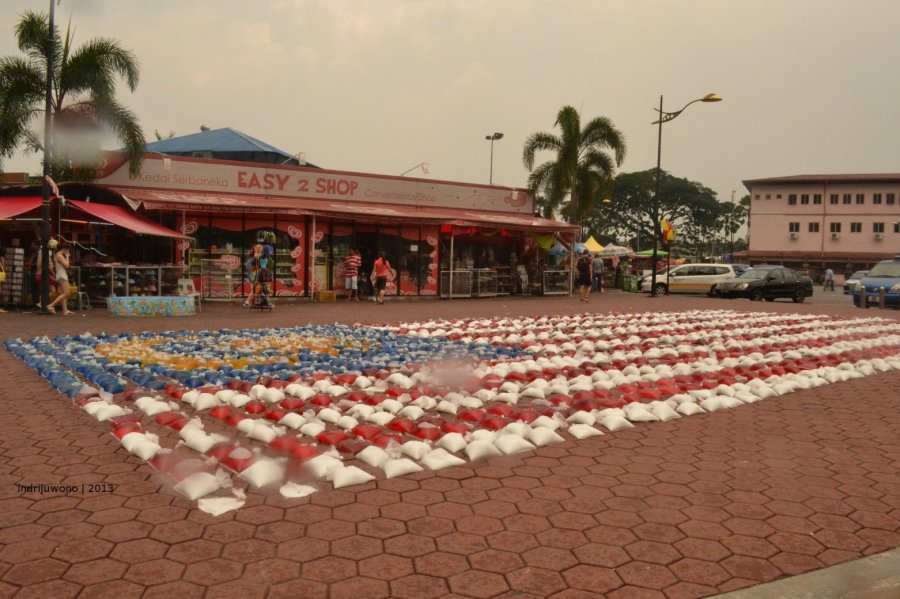 bendera malaysia dalam air berwarna