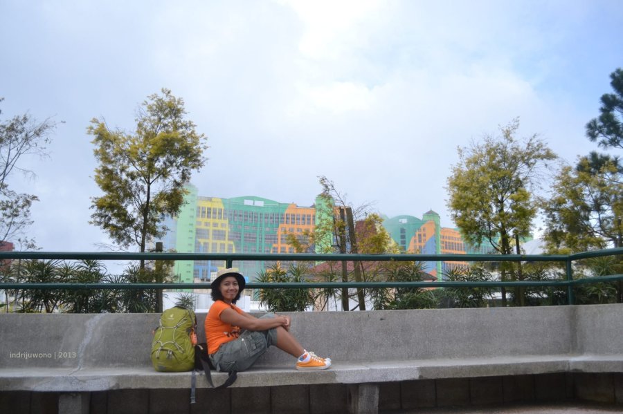 dingin sih, tapi tetap berlatar pelangi