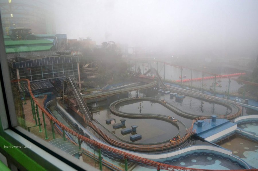 area permainan berkabut sore