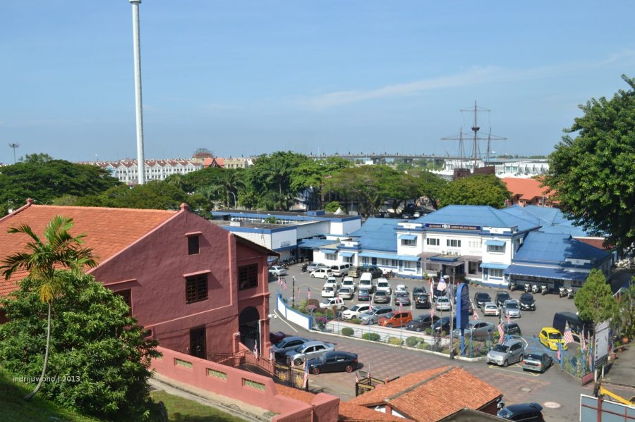 ke arah pelabuhan melaka