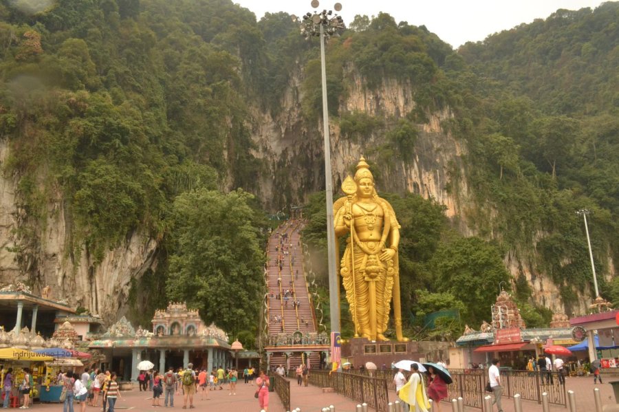 goa batu cave dari bawah