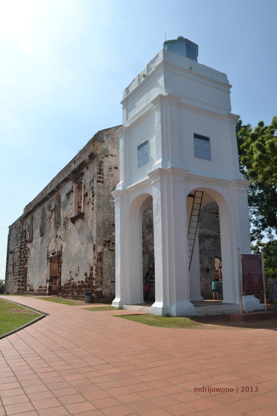 tugu penerima di depan reruntuhan gereja