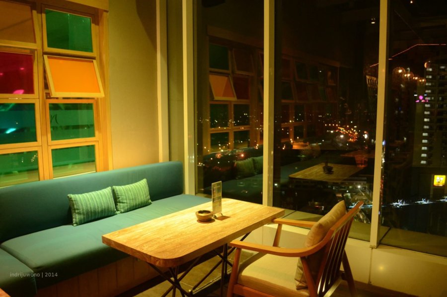 tepi jendela untuk berdiskusi