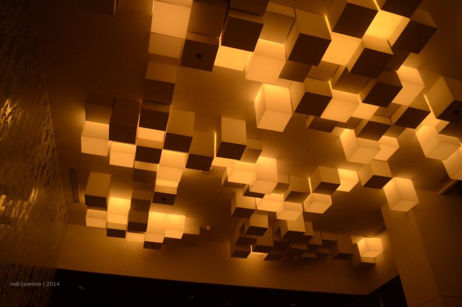 permainan lampu di langit-langit