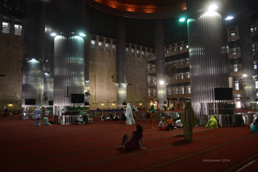 ruang dalam dengan pilar-pilar berkilau