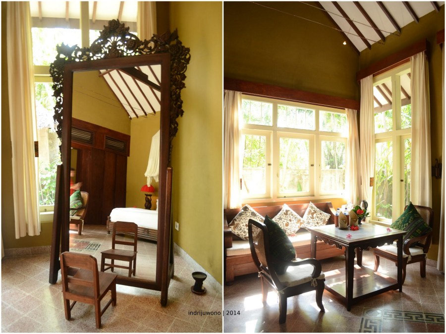 ruang duduk dan cermin besar