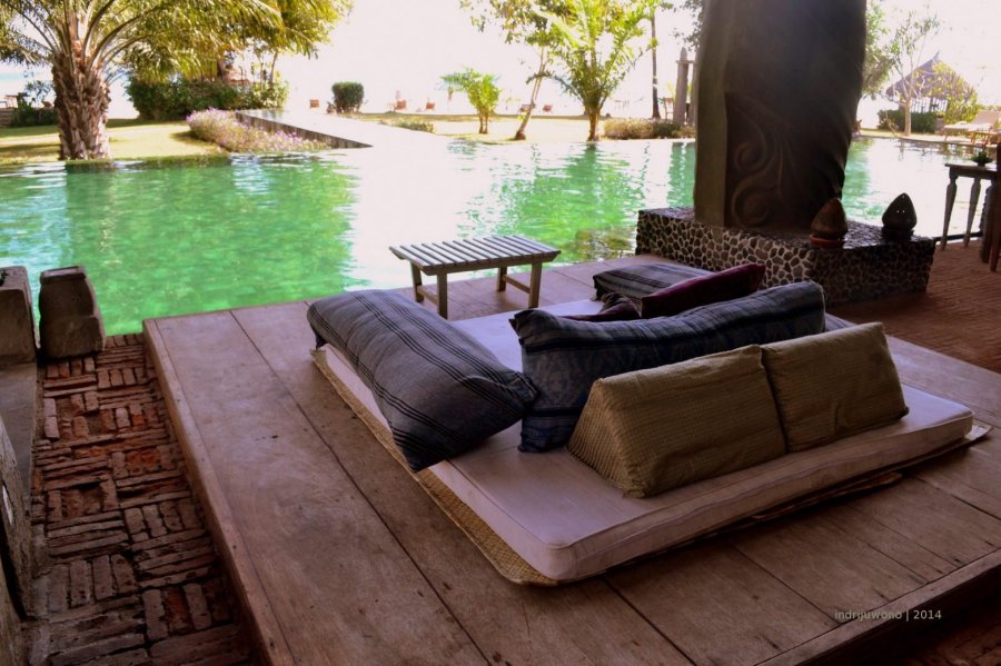 bantal menghadap kolam, hmm...