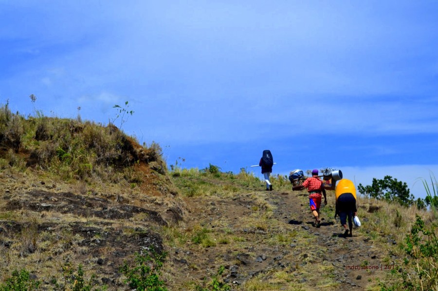 porter yang membawakan keperluan rombongan