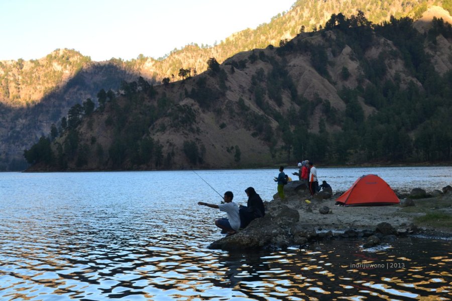 memancing siang hari di danau yang ternaungi