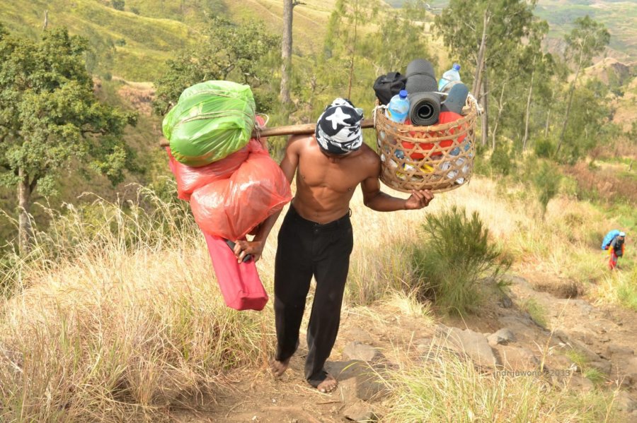 tak berbaju dan tak beralas kaki namun tetap semangat