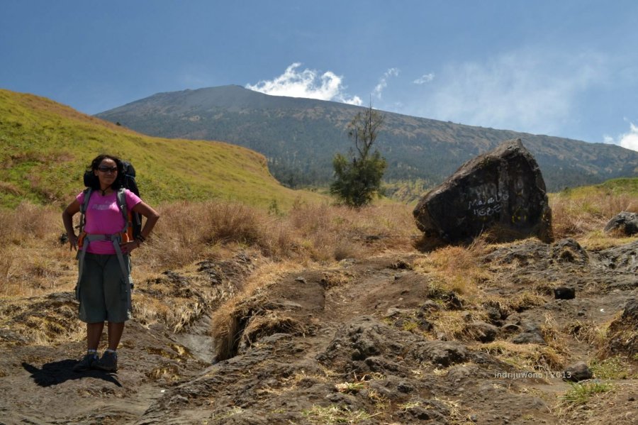 di depan pos 1, sudah cukup cemilan setelah 2 jam berjalan