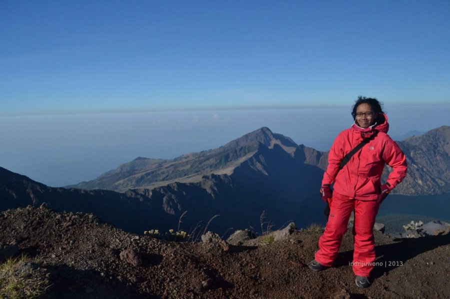 jaket raincoat, inner, celana summit, sarung tangan, kaos kaki, sepatu, (plus kupluk + masker) di jalur puncak