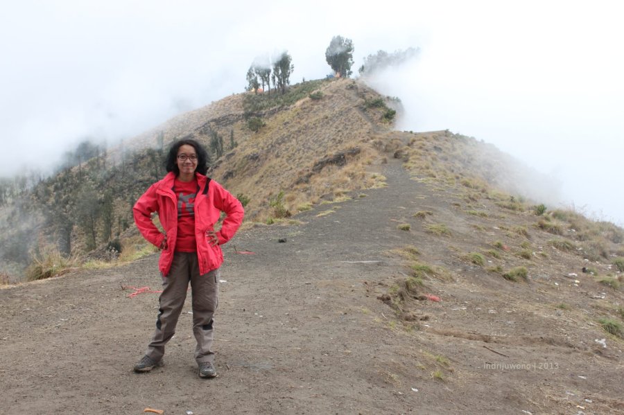 celana lapangan, jaket raincoat di punggungan yang dingin