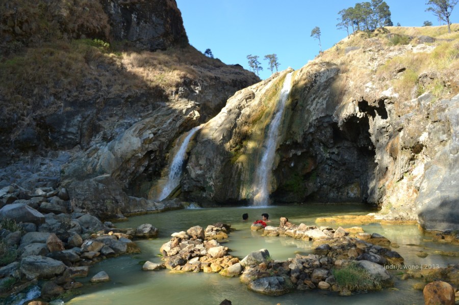 sumber air panas berair terjun