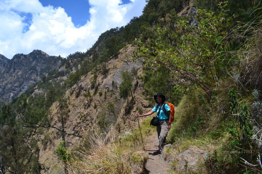 di tepi jalur berjurang dan tebing