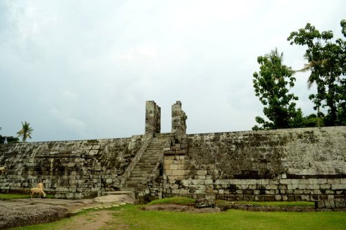 tanggul keliling bagian 'tengah' kompleks situs