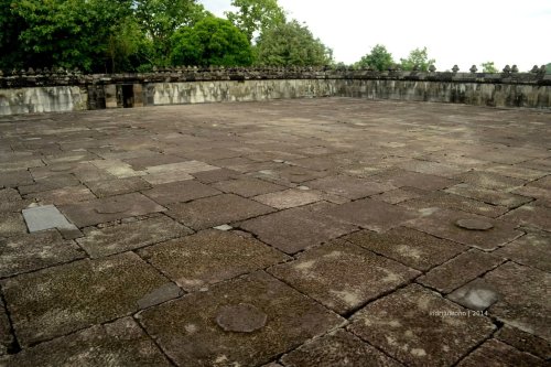 batur pendopo yang besar, ada tatahan lingkaran di beberapa titik penanda umpag kayu di masa lalu