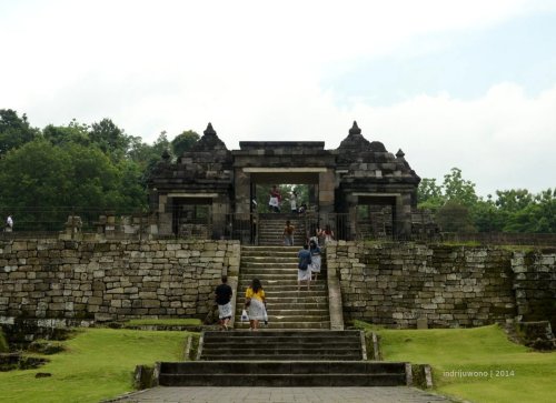 gapura pertama dengan tiga gerbang