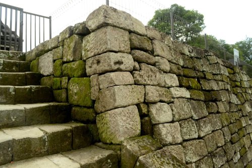 tanggul batu ke gapura kedua