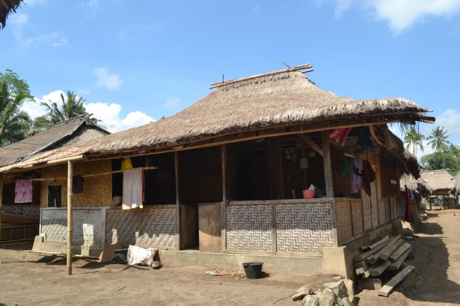 rumah kayu di atas pondasi menerus