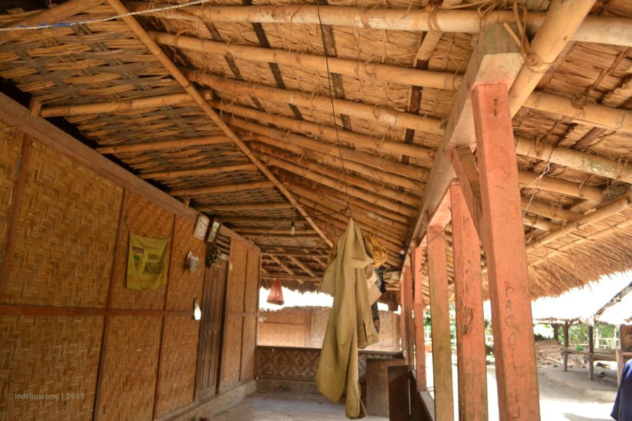 atap teras agak landai dengan kaso dan reng bambu