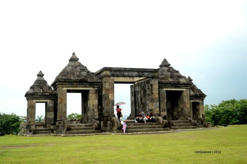 tanah lapang di balik gerbang, mengisyaratkan istirahat.
