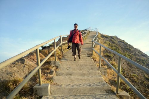 jalur turun dari puncak gunung kelimutu