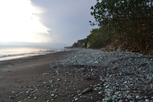 hamparan batu di pantai